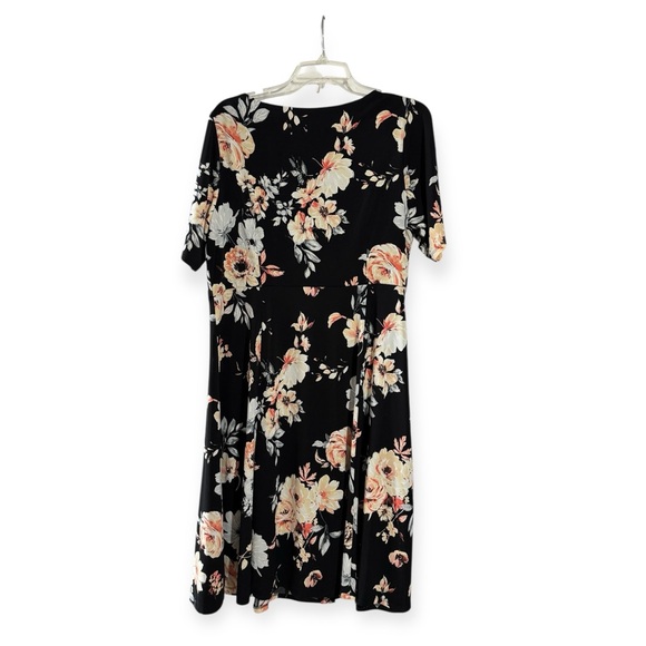 Laura Plus Fit & Flare Dress Size 14 Black Floral Figure Flattering NWT Holiday - Picture 10 of 11